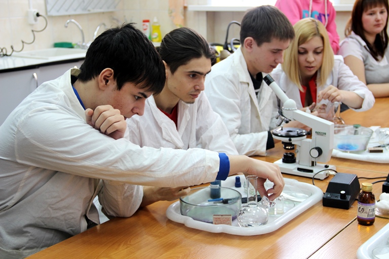 Научное образование сайт. Научная лаборатория. Студенты в лаборатории. Ученики в лаборатории. Учебная лаборатория микробиологии.