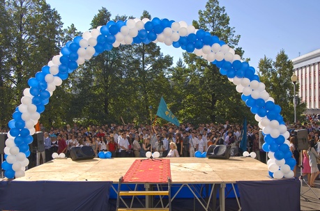 Торжественная линейка, посвященная Дню знаний, 1 сентября 2010 г.